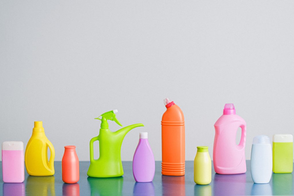 Produtos de limpeza de cores diferentes em uma superfície para ajudar na limpeza pesada